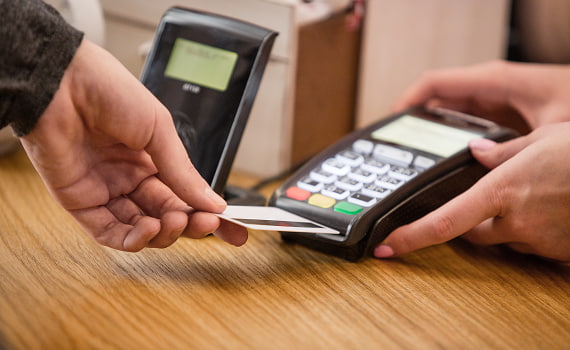 Installation d’un TPE fixe Monetia dans un commerce