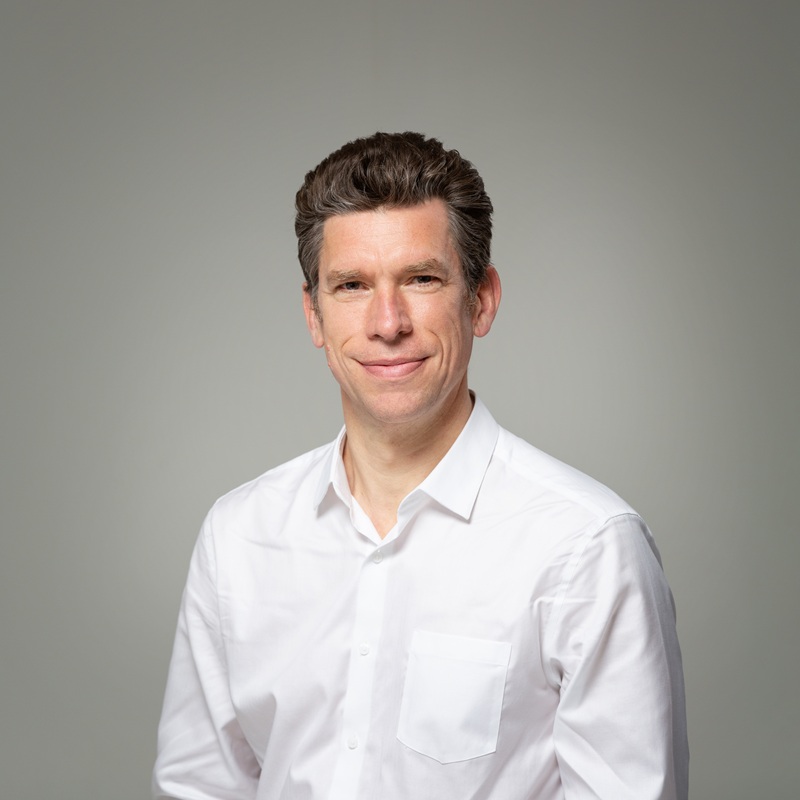 Charles-Édouard Vincent président-fondateur d’Emmaüs Défi et administrateur de la Fondation Société Générale posant en chemise blanche